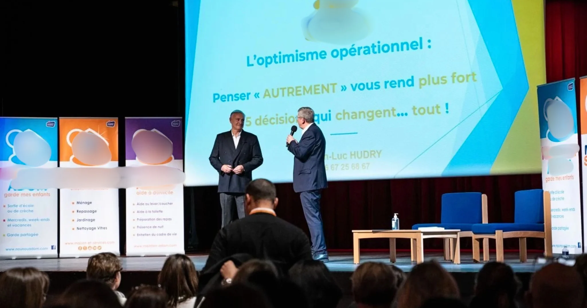 Jean-Luc Hudry sur scène lors d’une conférence devant un réseau de franchise.