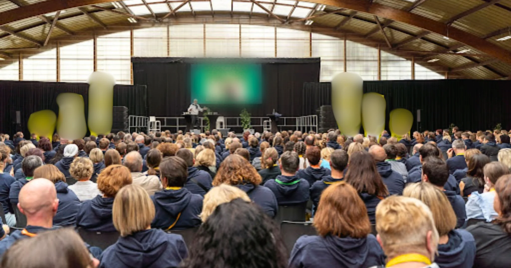 Jean-Luc Hudry donne une conférence de motivation devant un grand collectif, avec une prise de parole centrée sur l’engagement des équipes et l’Optimisme Opérationnel.
