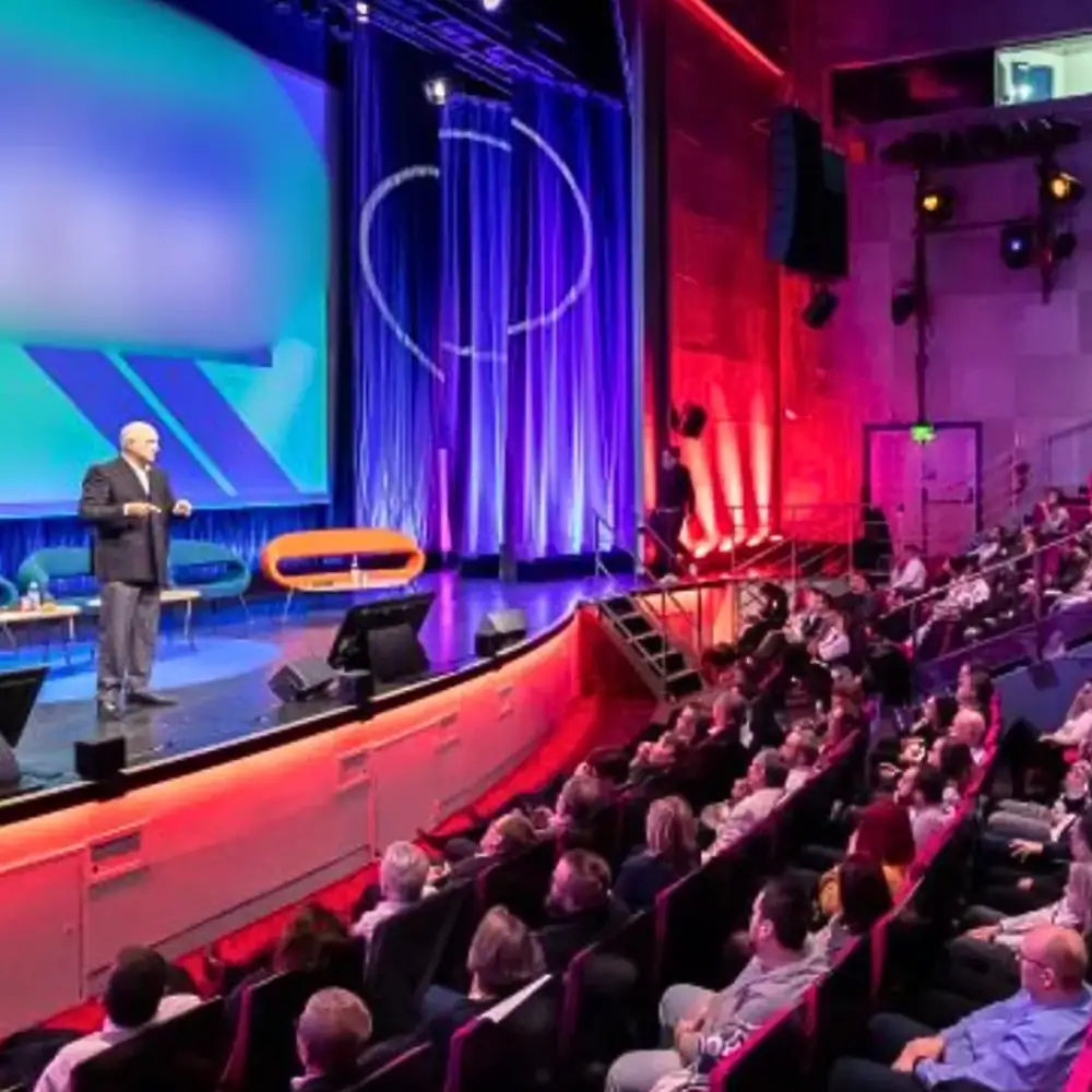 Jean-Luc Hudry intervient comme conférencier inspirant en entreprise devant 600 collaborateurs réunis en amphithéâtre