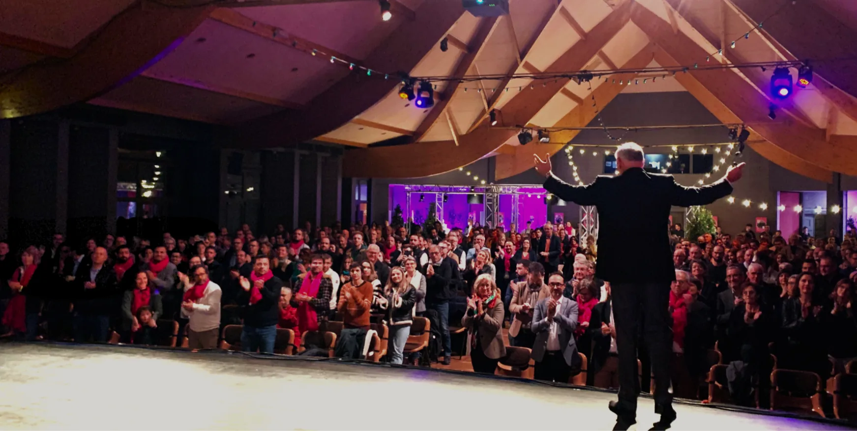 Jean-Luc Hudry, conférencier inspirant en entreprise, reçoit les applaudissements d’un public debout après une conférence sur la motivation et l’optimisme opérationnel.