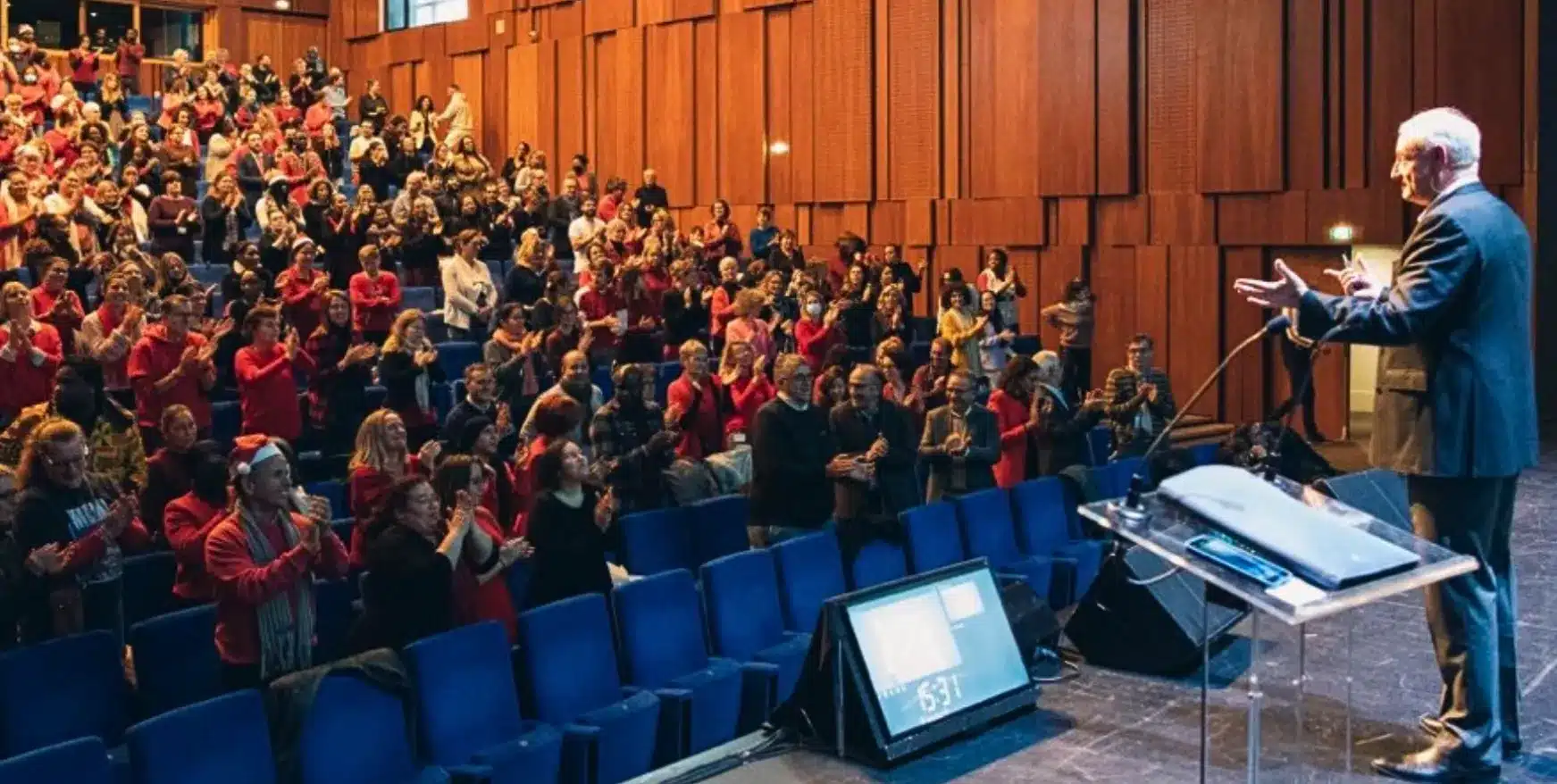 Jean-Luc Hudry reçoit les applaudissements d’un public debout après une conférence très inspirante