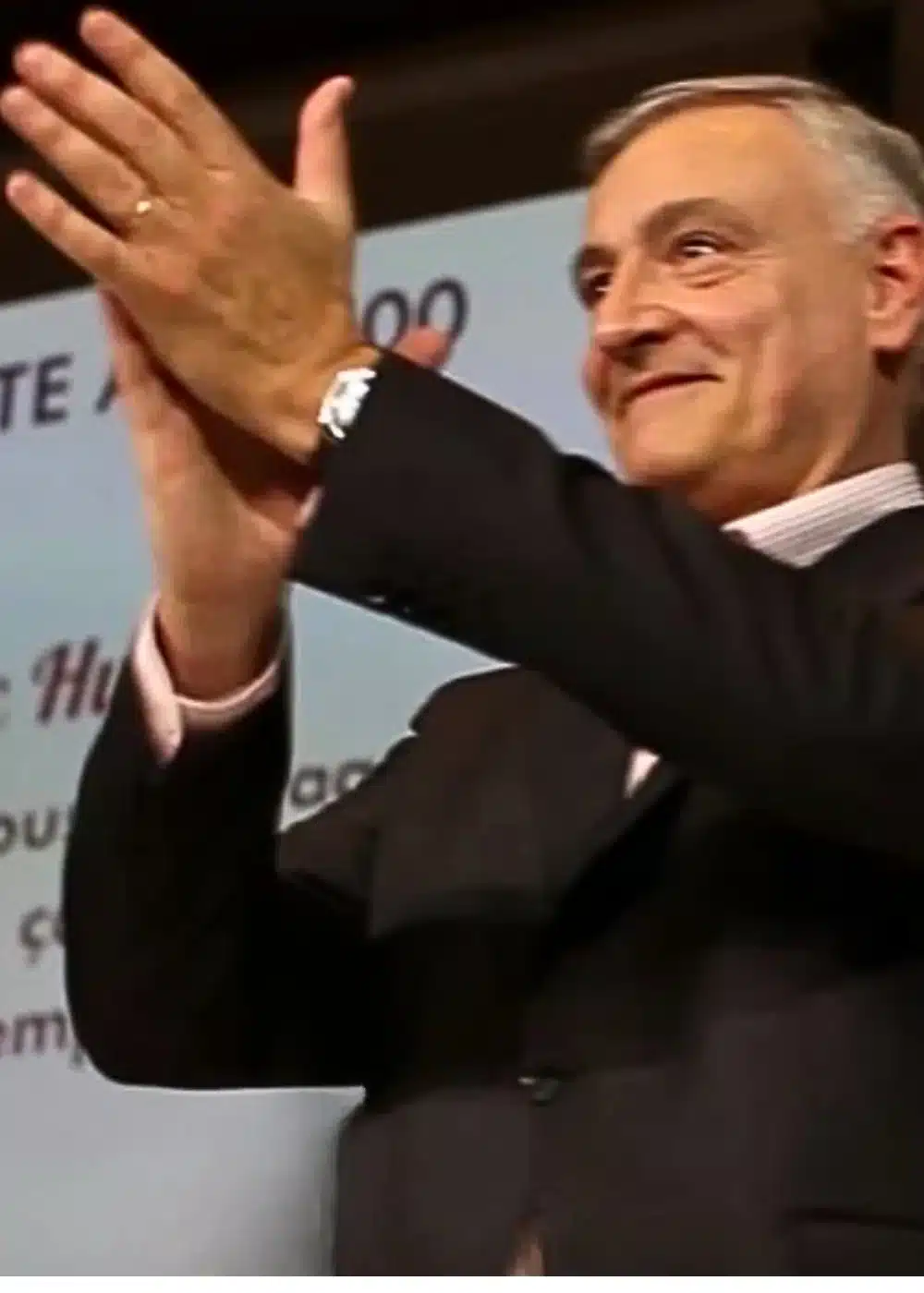 Quans le conférencier applaudit ceux qui l'applaudissent