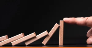 Dominos illustrant le passage à l’action et l’engagement des équipes